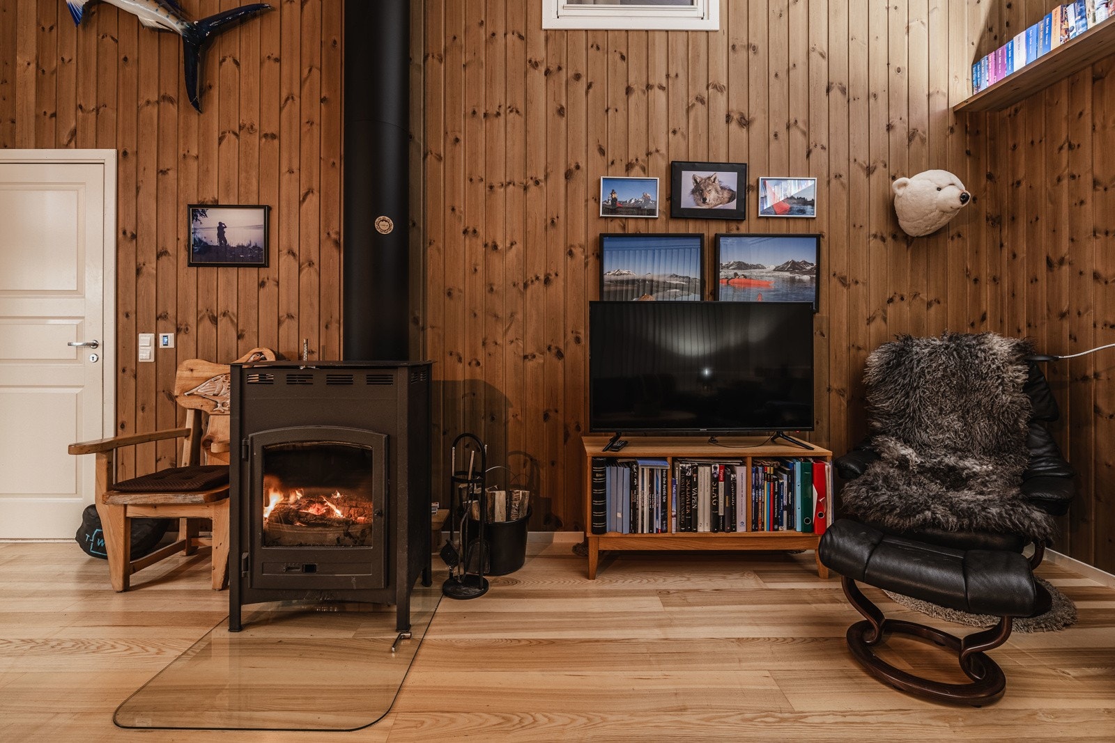 Her nyter du luksesen av en god og effektiv vedovn på kalde vinterdager Galleribilde