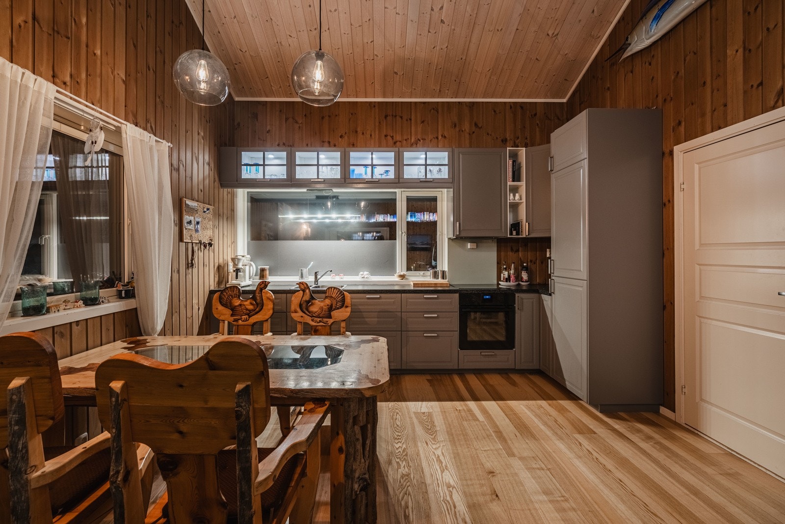 God plass til stor spisestue mellom stue og kjøkkenet Galleribilde