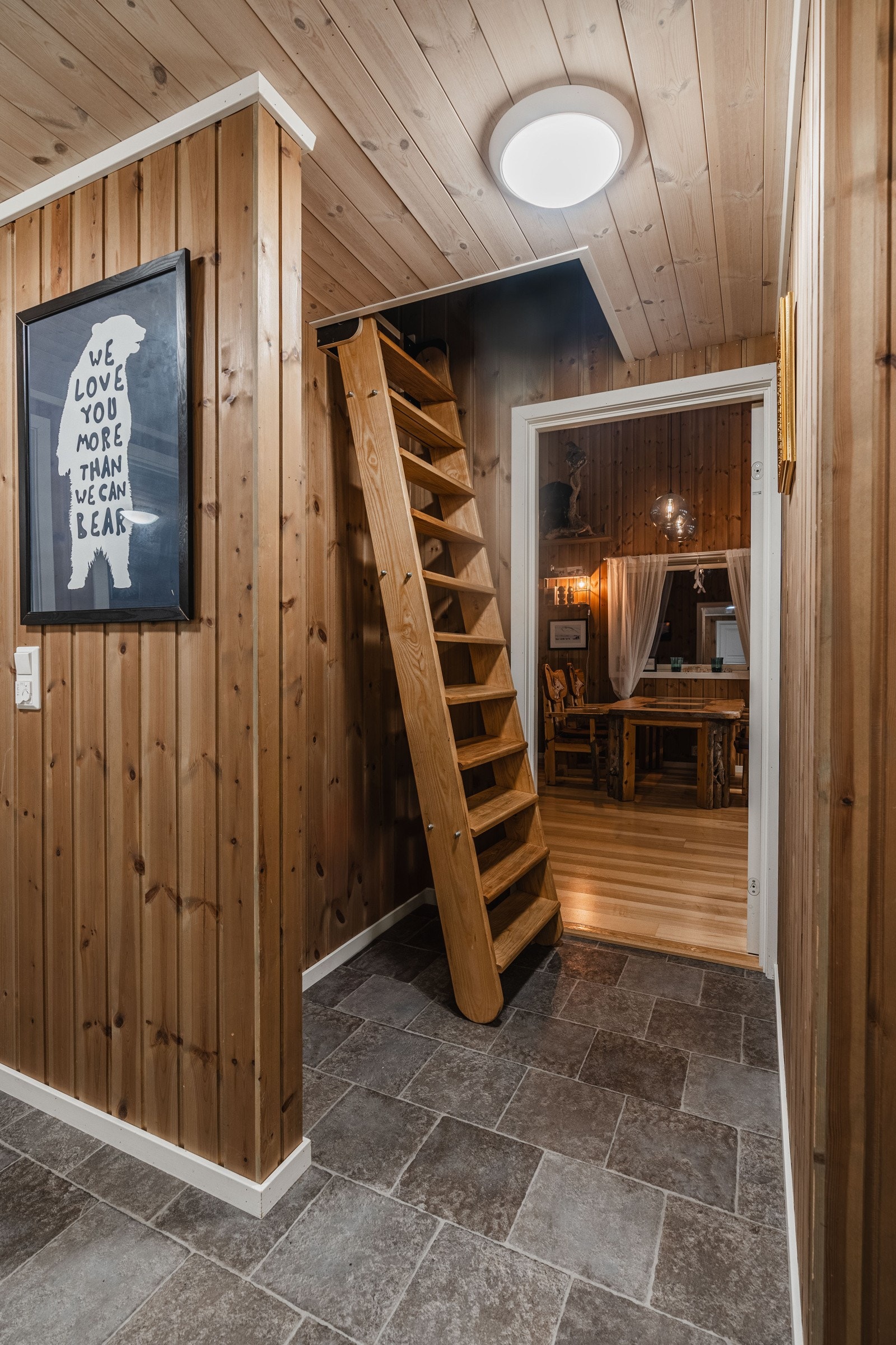 I gangen ledes du opp til byggets 2. etasje Galleribilde