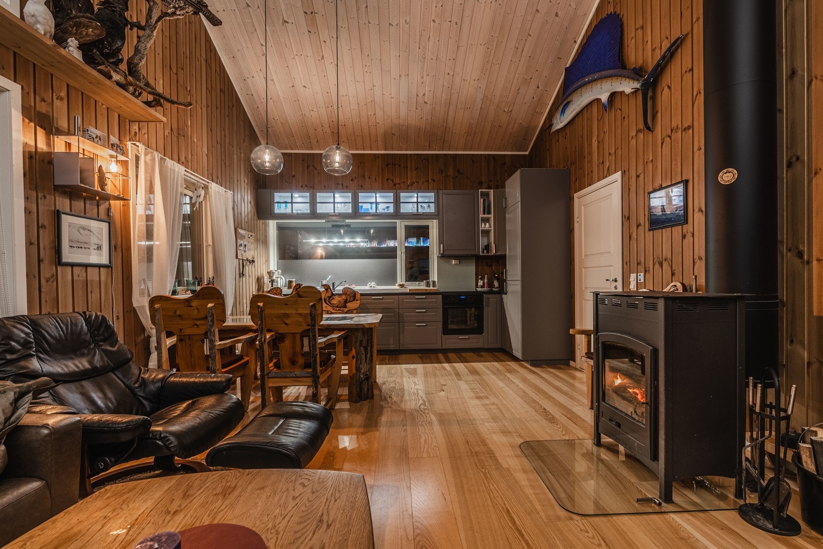 Dagligstuen er plassert bak spisestuen i retning mot Longyearebyn Galleribilde