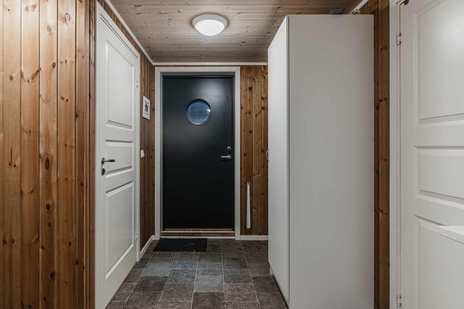 Velkommen inn i hovedhuset! - Det første som møterr deg er dette praktiske inngangspartiet Galleribilde