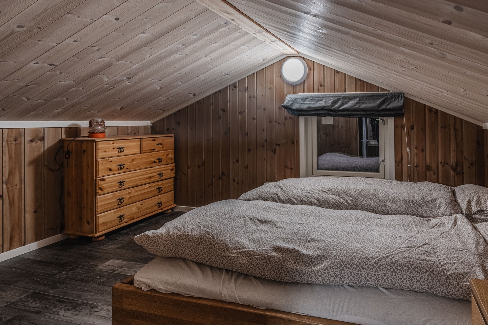 Stort rom med plass til dobbeltseng Galleribilde