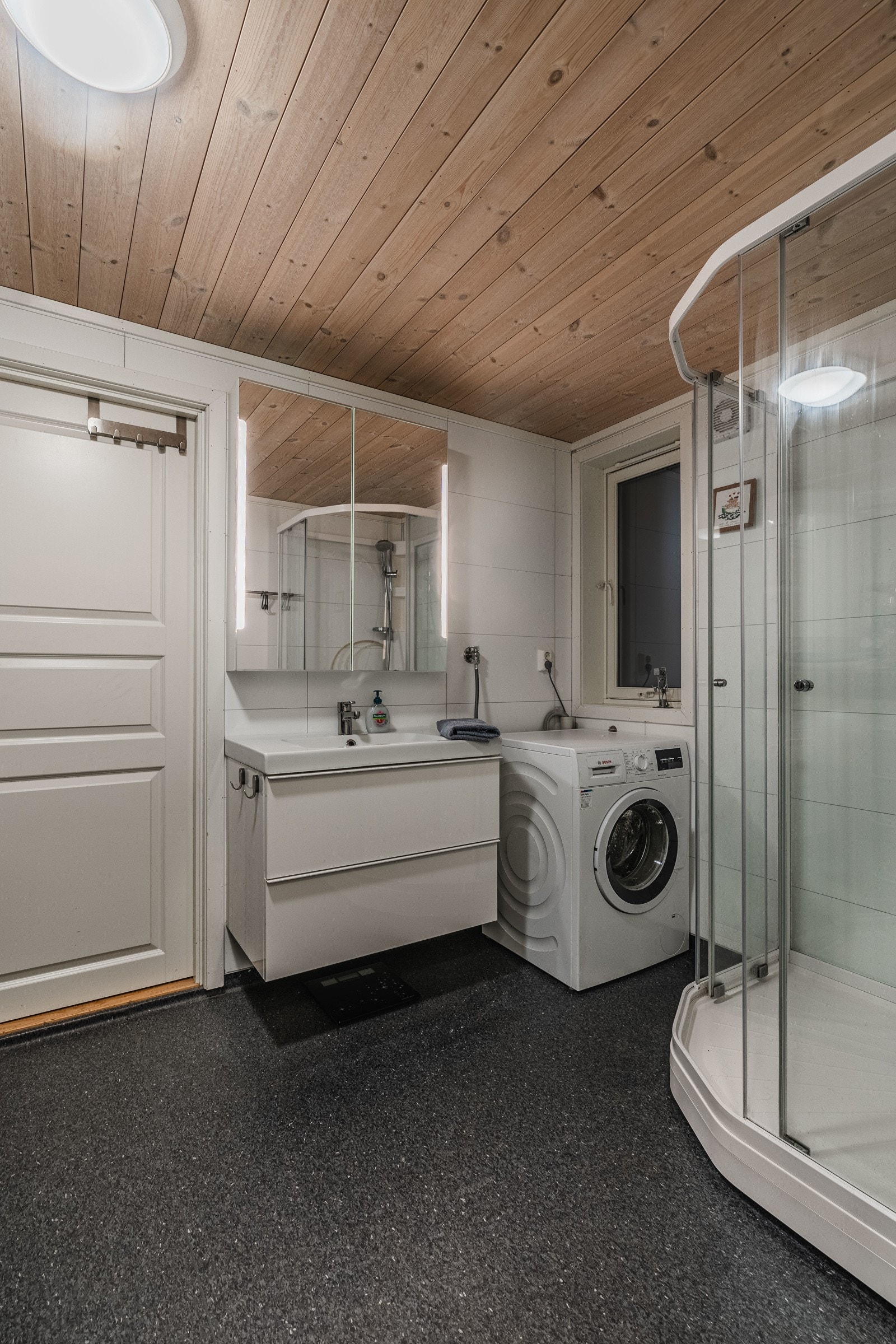 Praktisk innredning, dusjkabinett og opplegg for vaskemaskin Galleribilde