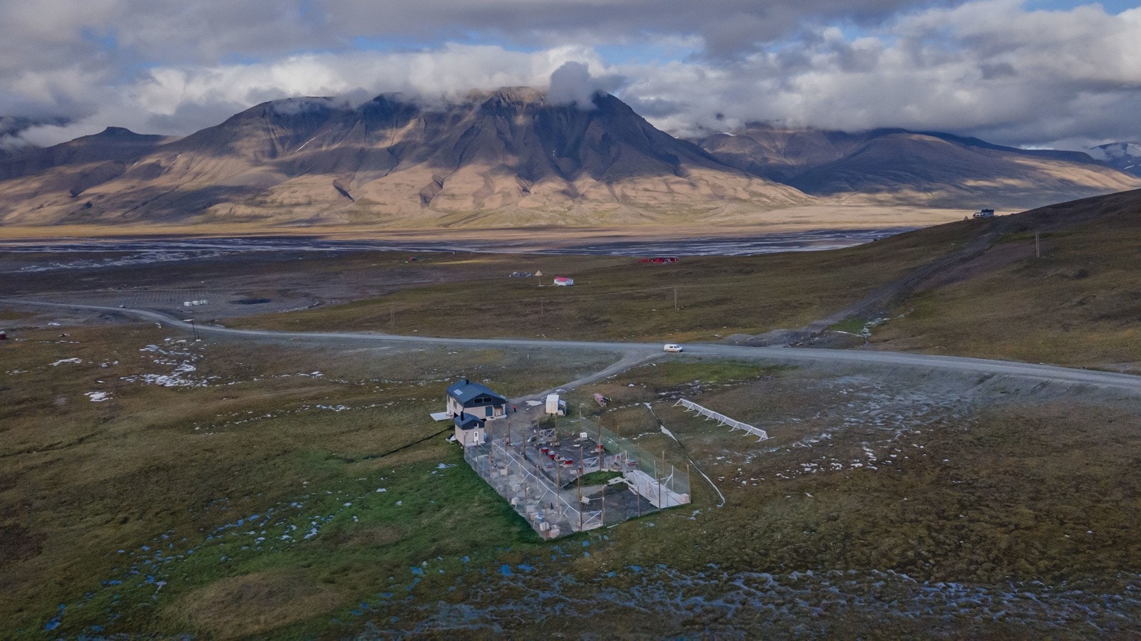 Eiendommen sett på sommeren Galleribilde