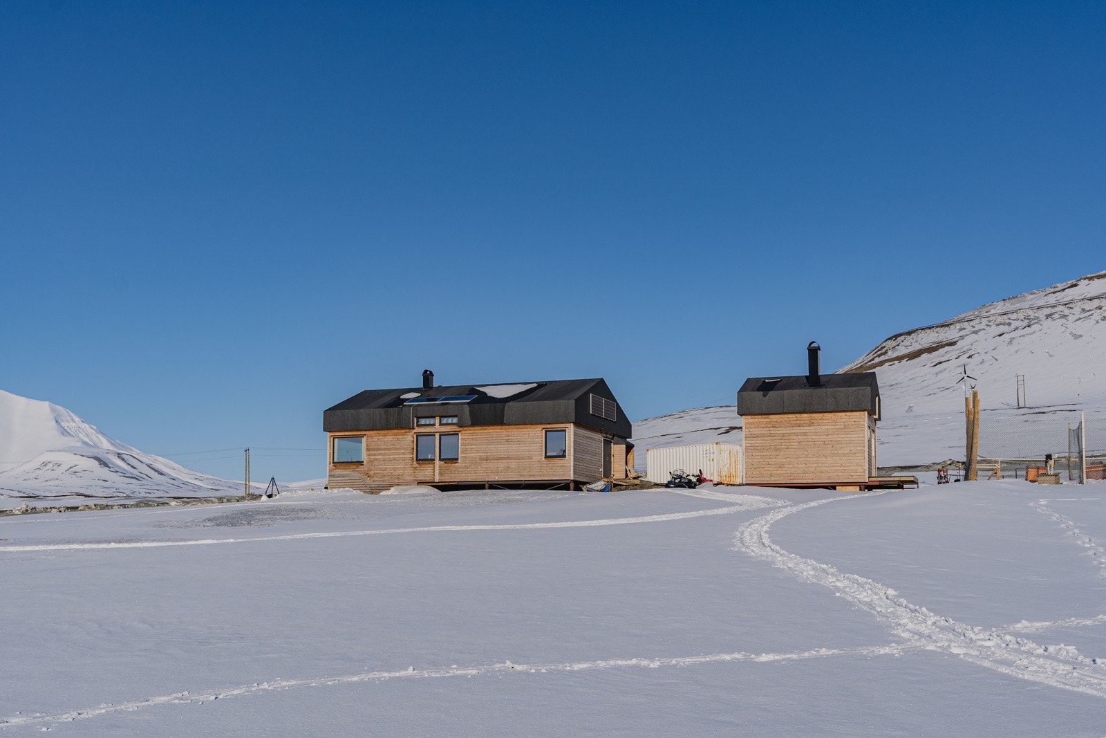 Vei 400 - 1073 er en svært godt beliggende hundegård bestående av stort og innholdsrikt hovedhus, innredet anneks og inngjerdet hundegård Galleribilde