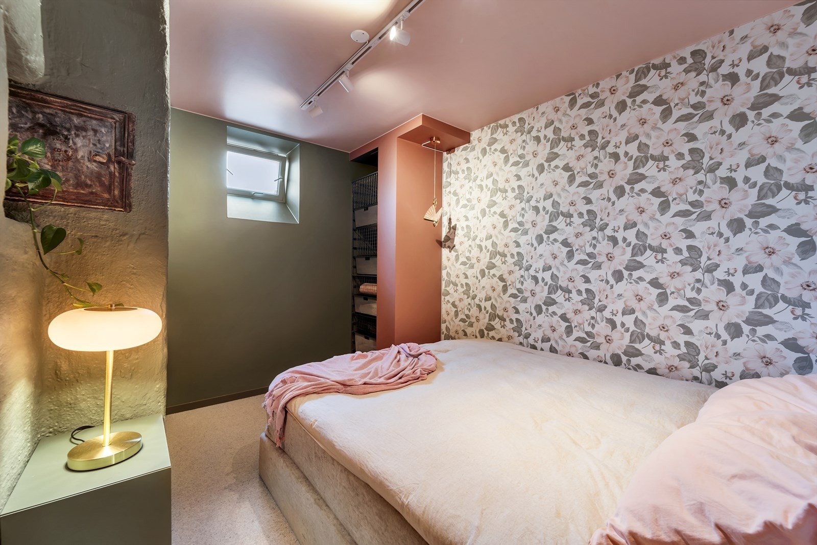 Rommet har god ventilasjon, vegg til vegg teppe og god takhøyde. Galleribilde