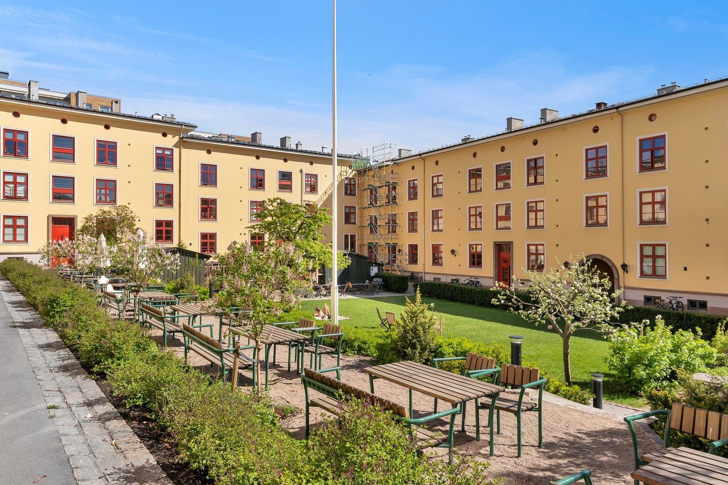 Nydelig og pent vedlikeholdt bakgård med mange sitteplasser. Galleribilde