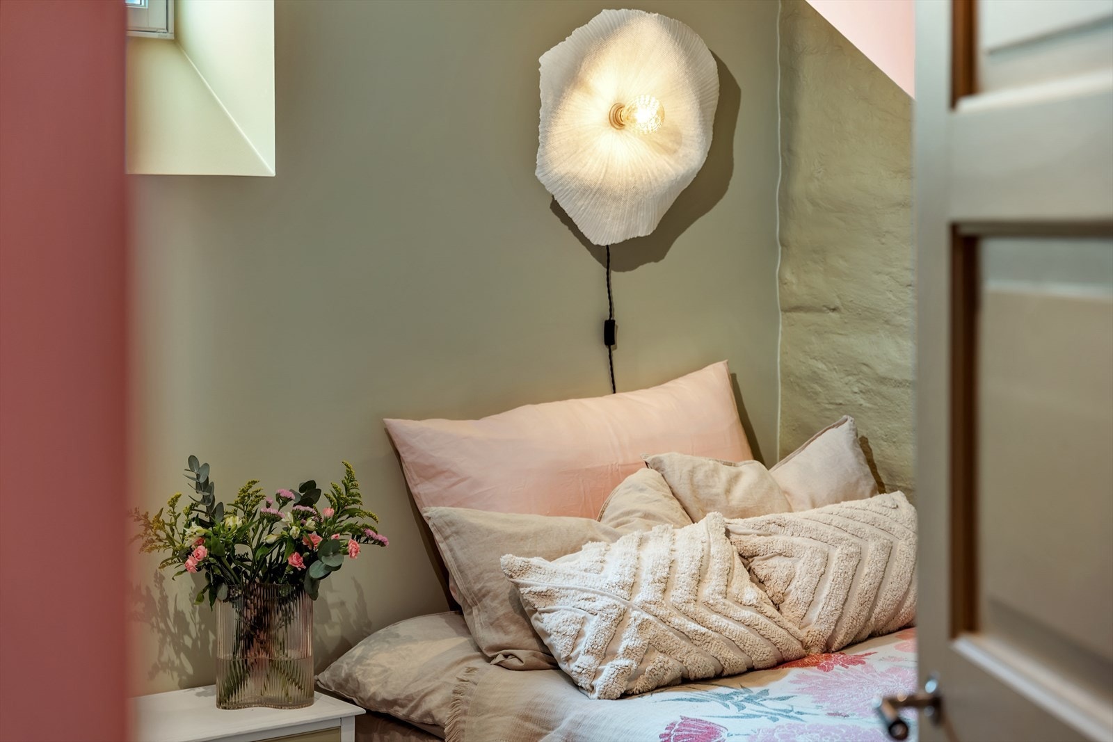 Med varme i gulv, vegg til vegg teppe, god takhøyde, ventilasjon og god plass til dobbeltseng, ligger alt til rette for en god natt søvn. Galleribilde