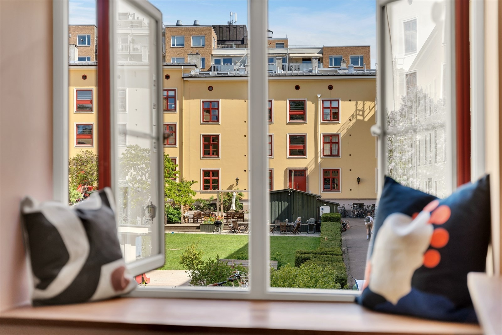 Kjøkkenet har en spesialbygd nisje og utvidet vinduskarm med en flott utsikt til bakgården. Galleribilde