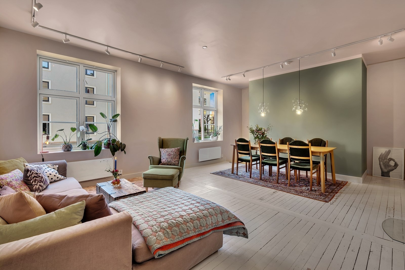 Stuen har plass til det du måtte ønske av møblement. Galleribilde
