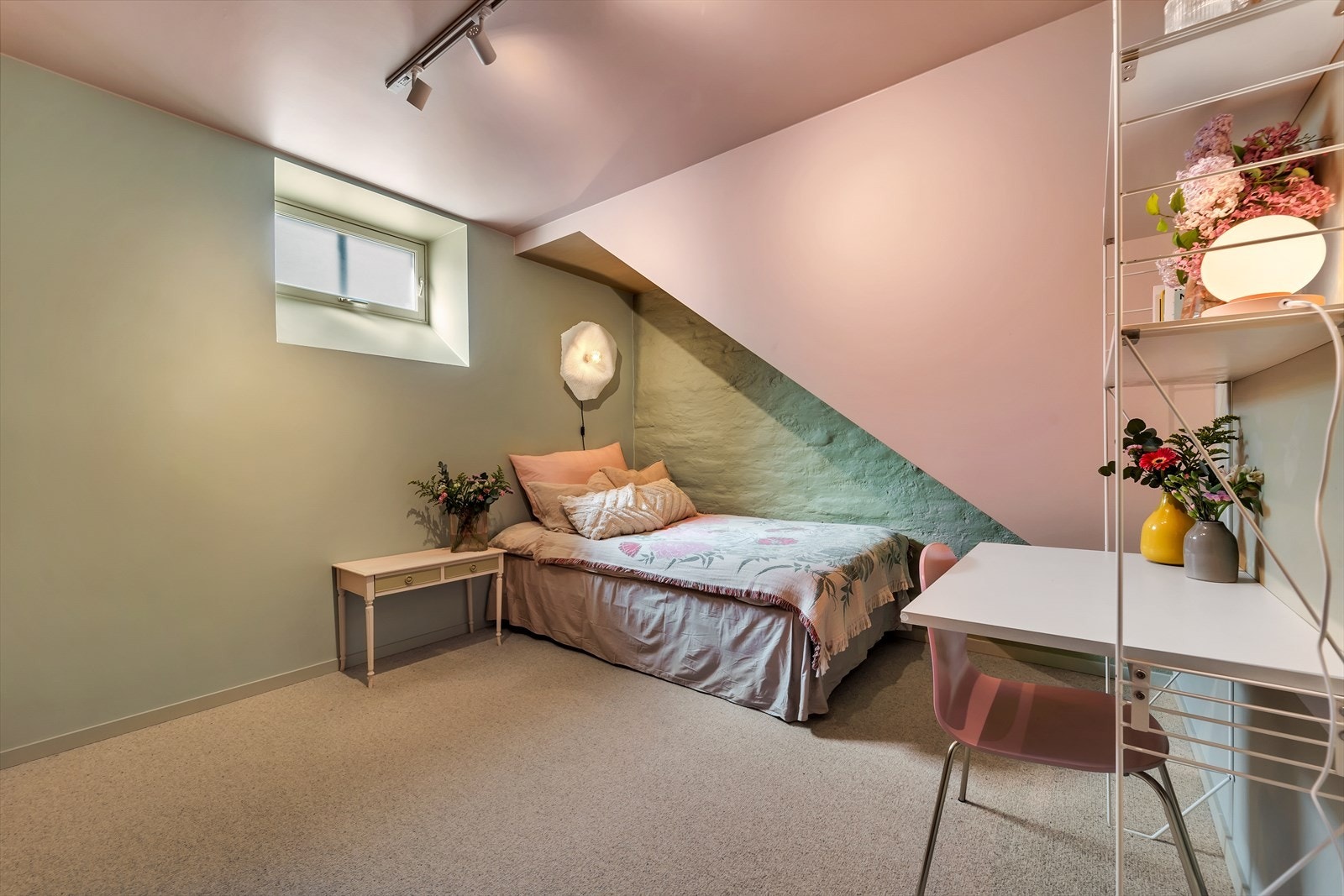 Stort rom med plassbygd garderobeskap i eikefineér. Rommet brukes i dag som soverom og kontor. Galleribilde