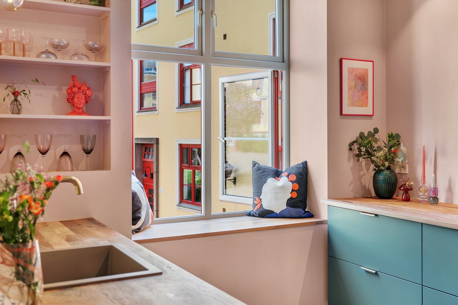 Kjøkkenet har innebygde hyller med plass til både glass og pynt. Galleribilde