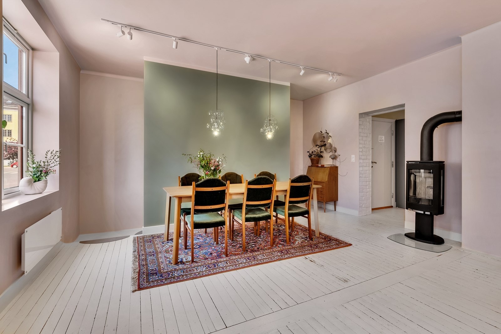 Du har plass til et stort spisebord. Perfekt for å invitere venner og familie på et godt måltid. Galleribilde