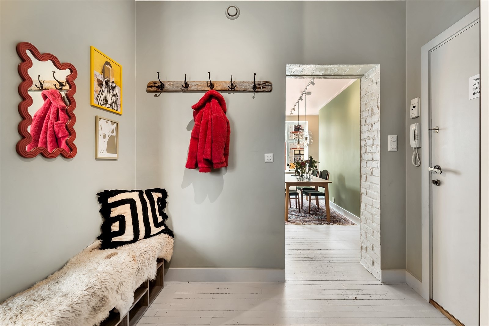Du ønskes velkommen inn i en romslig entré, med god takhøyde og mulighet for plassbygd garderobeløsning. Galleribilde