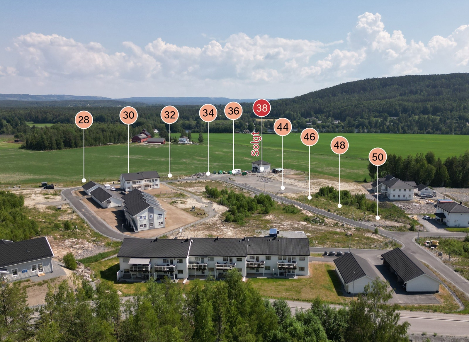 Foto med tomtene markert (foto fra sommeren 2023) Galleribilde