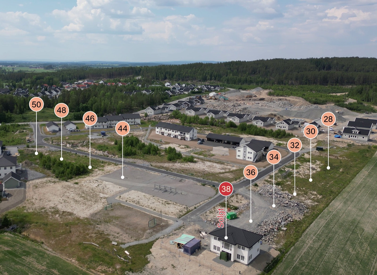 Foto fra sør-øst med tomtene markert (foto fra sommeren 2023) Galleribilde