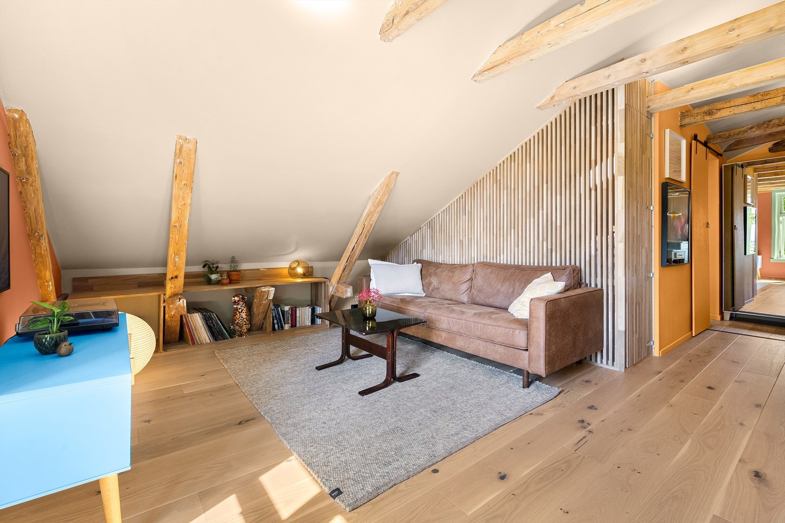 Hjørnet i stuen gir en naturlig plassering for sofakrok med mediemøbler. Galleribilde