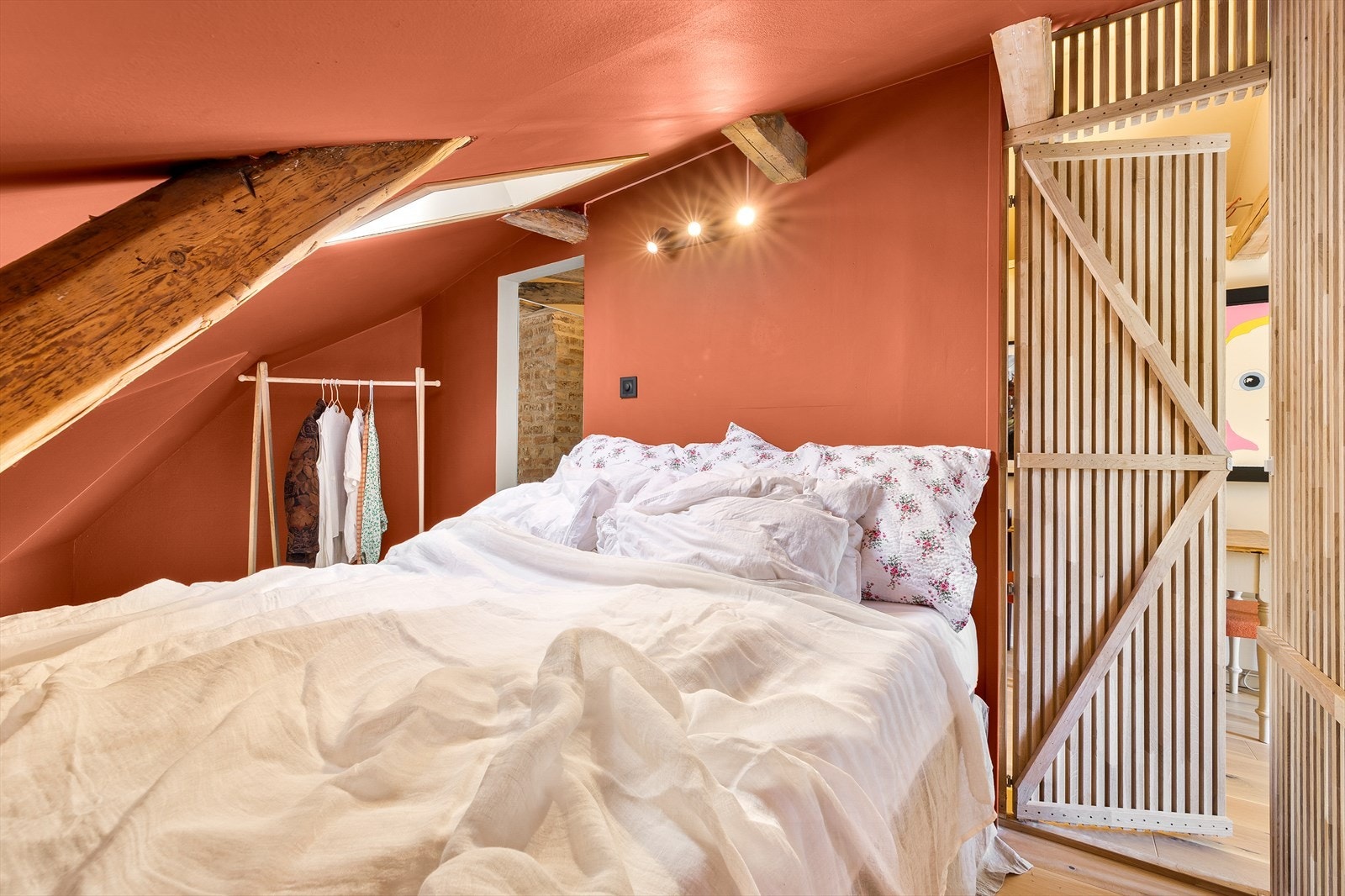 Det er også plass til klesstativ eller kommode for oppbevaring av tøy i enden av rommet. Galleribilde