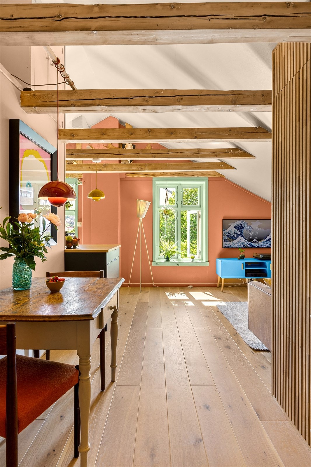 Detaljer som synlige takbjelker, god takhøyde på opptil 3,18 m og store vinduer i stue og kjøkken er med på å sette et sjarmerende preg på boligen. Galleribilde