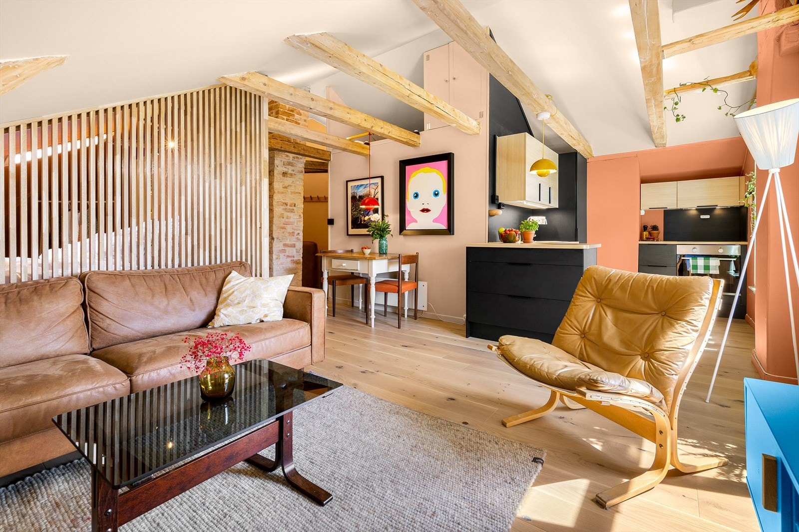 Dette er en fargerik og svært innbydende loftsleilighet som gjennomgikk store oppgraderinger i perioden 2022-23. Galleribilde