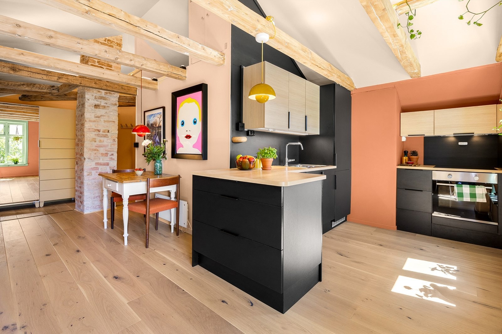 Stue og kjøkken i åpen løsning med praktisk halvøy gir et åpent og sosialt oppholdsrom. Galleribilde