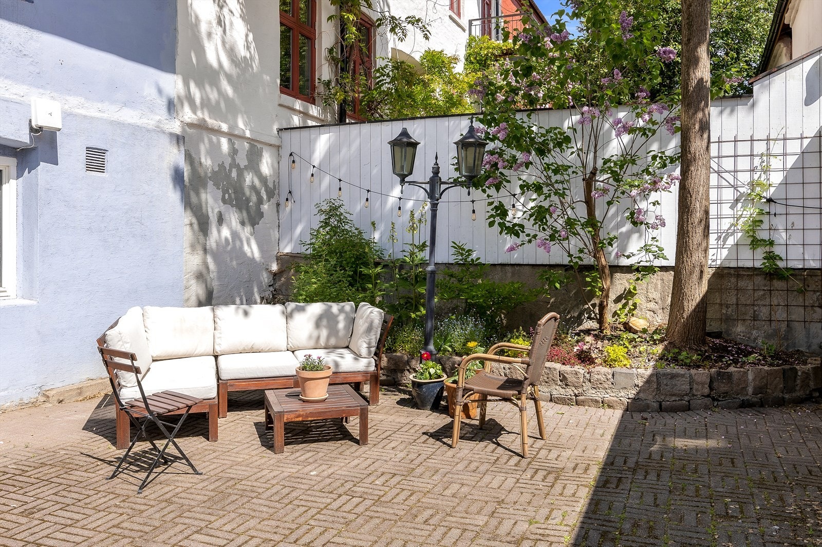 Koselig bakgård med sittegruppe og beplantning. Galleribilde