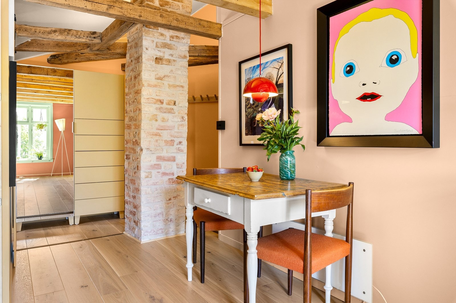 Hyggelig plass for spisebord til to. Galleribilde