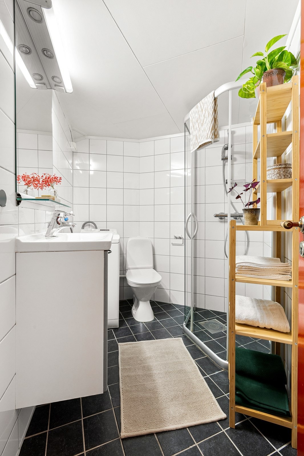 Eldre, flislagt bad med elektrisk gulvvarme. Galleribilde