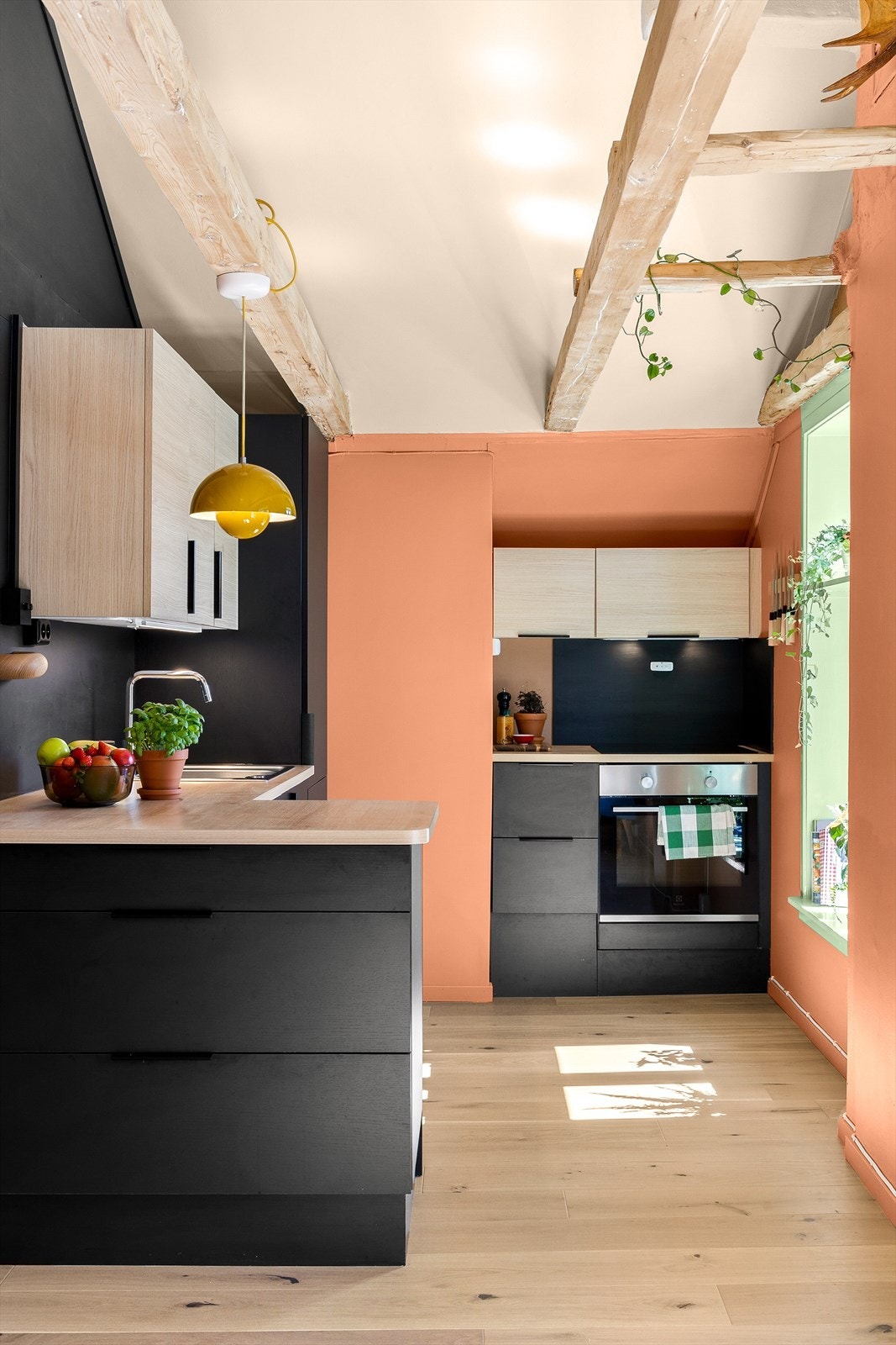 Kjøkkenhalvøren binder kjøkkenet godt sammen med stuen samtidig som det fungerer som en naturlig inndeling av soner. Galleribilde