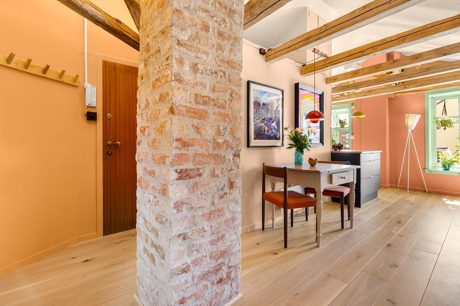 Teglsteinspipen ble eksponert og sekkeskurt av nåværende eier i 2023. Pipen er ikke godkjent for bruk. Galleribilde