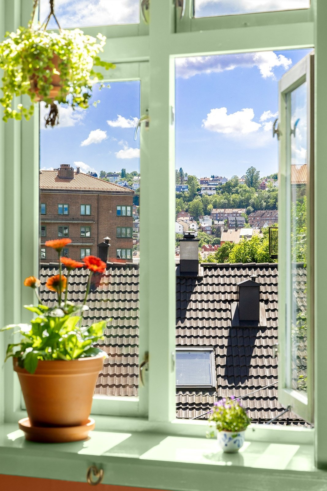 Fra stuevinduet har du utsikt over takene på nabobyggene og oppover mot Simensbråten. Galleribilde