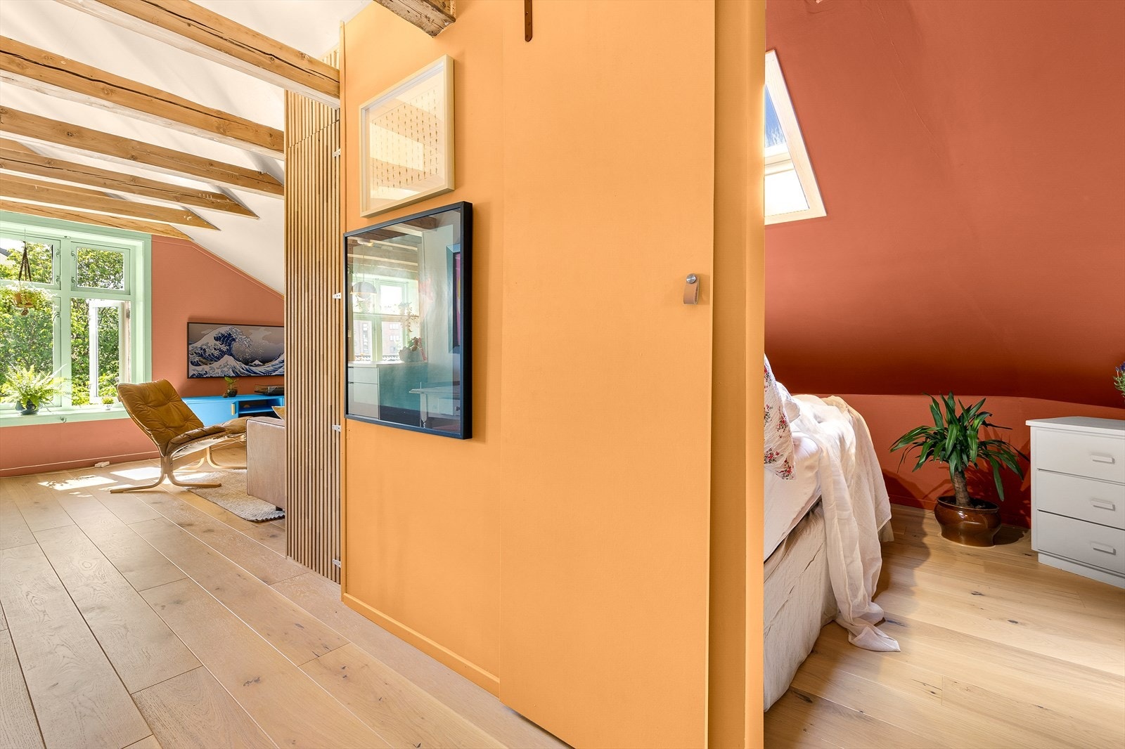 Spreke farger og en leken kombinasjon av nytt og gammelt er gjennomgående i hele boligen. Galleribilde