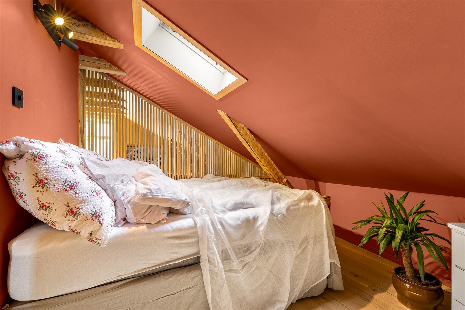 Soverom med to innganger og plass til dobbeltseng. Soverommet har ikke tilfredsstillende lysinnslipp og takhøyde. Galleribilde