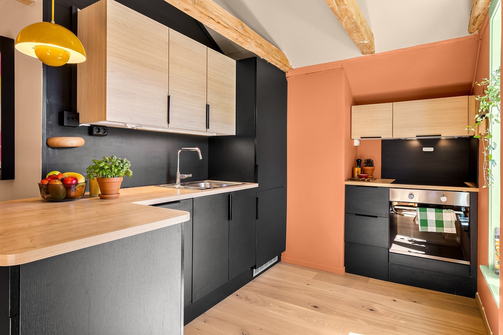 Kjøkkenet har god skap- og benkeplass, og er utstyrt med integrerte hvitevarer. Galleribilde