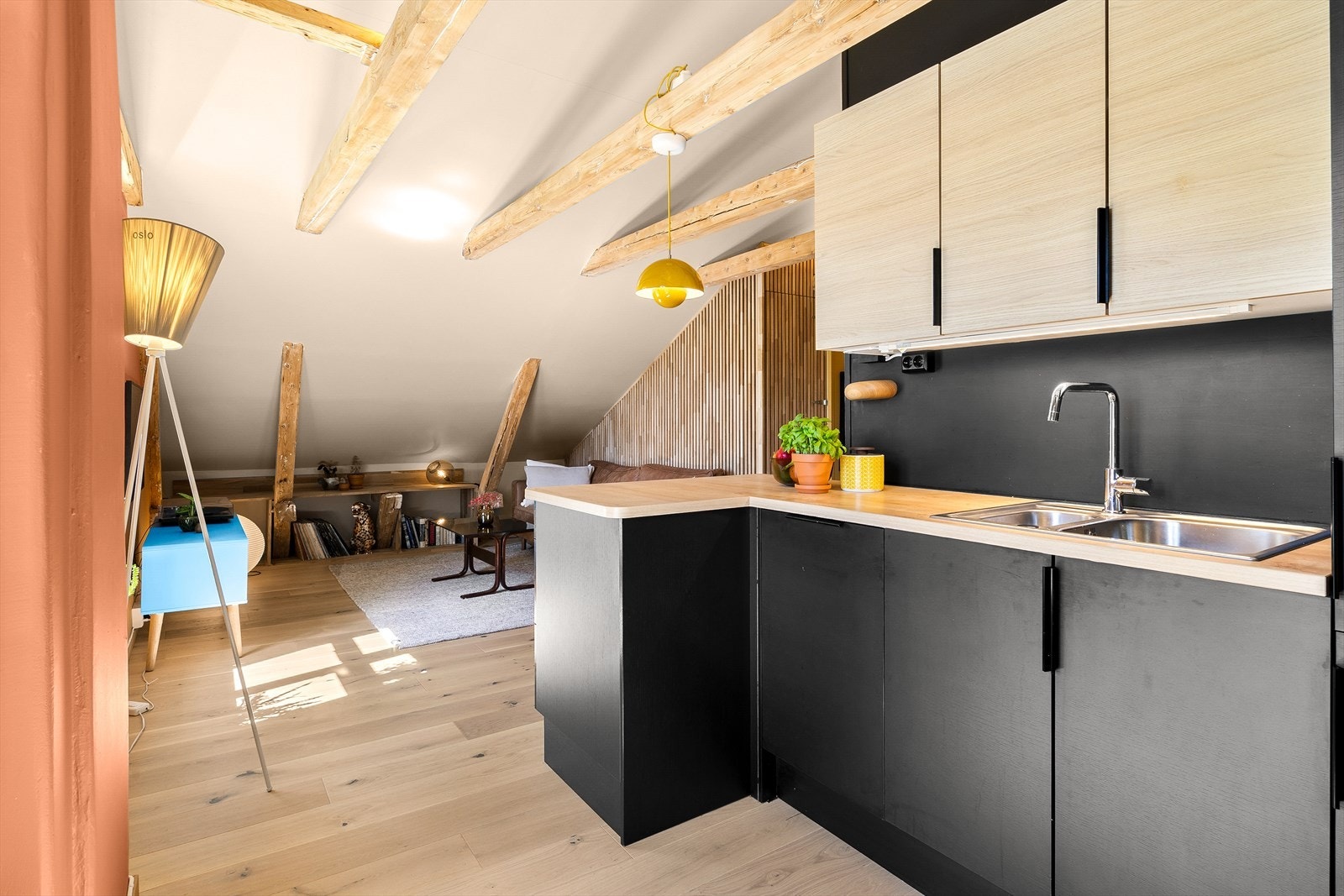 Det er installert både komfyrvakt og automatisk lekkasjestopper på kjøkkenet. Galleribilde