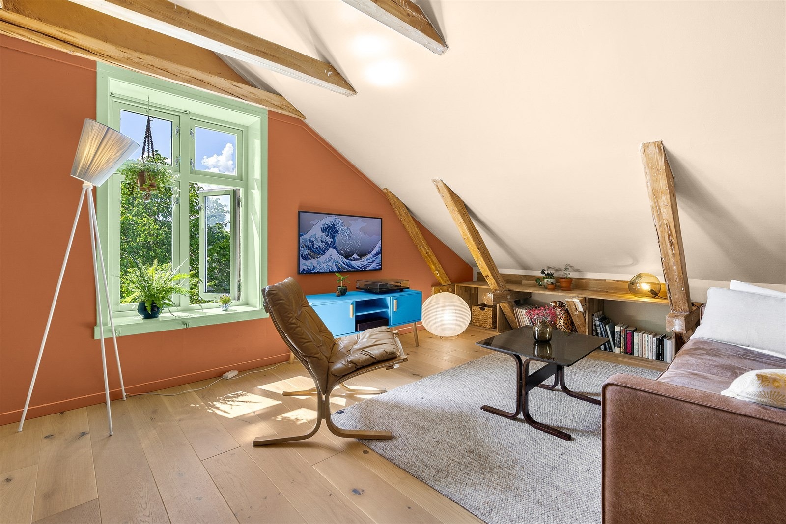 De store vinduene i stuen vender mot sydvest og sørger for rikelig med naturlig lysinnslipp. Galleribilde