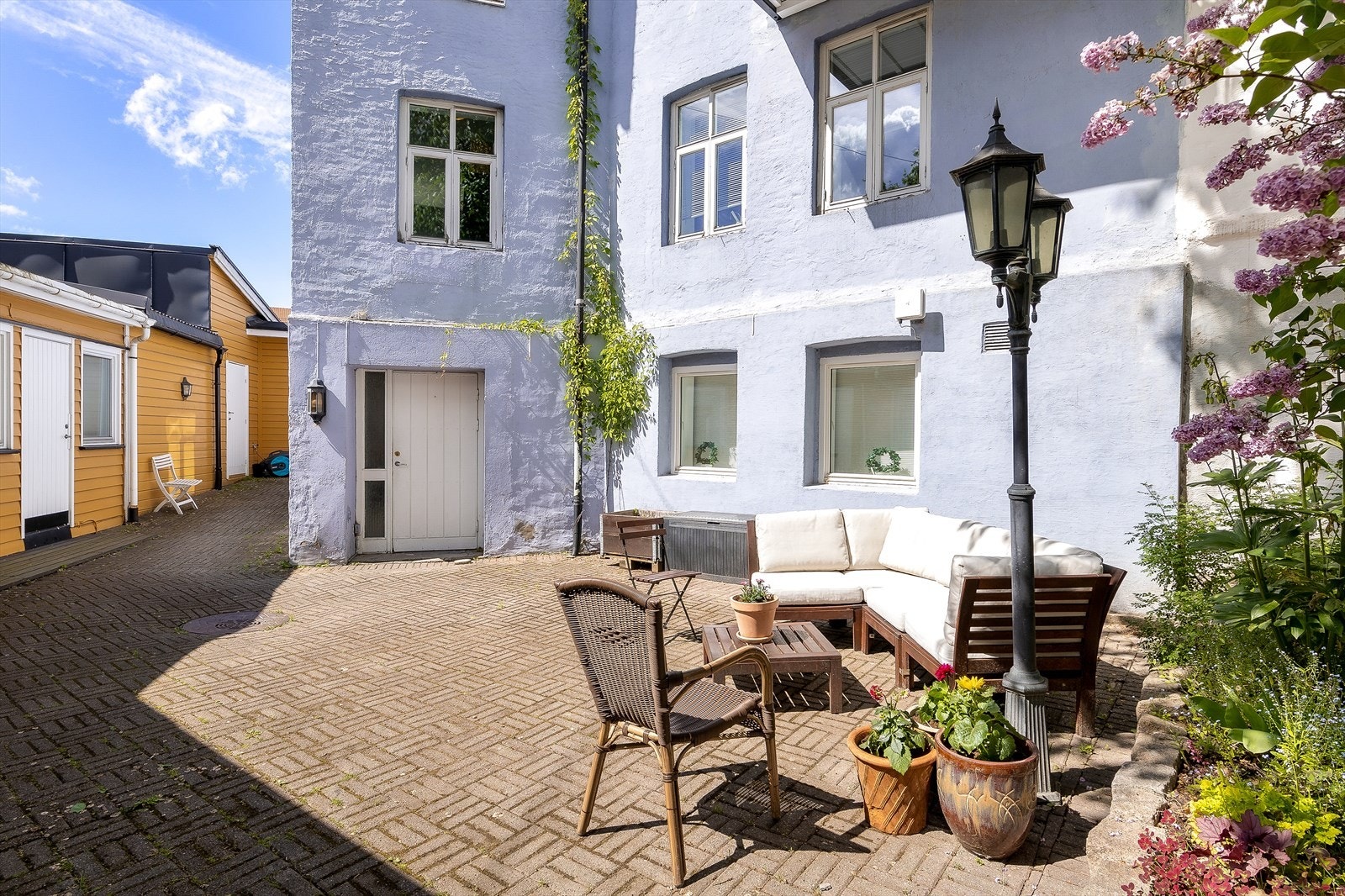 Leiligheten har adkomst via inngangsparti i sameiets lukkede bakgård. Galleribilde