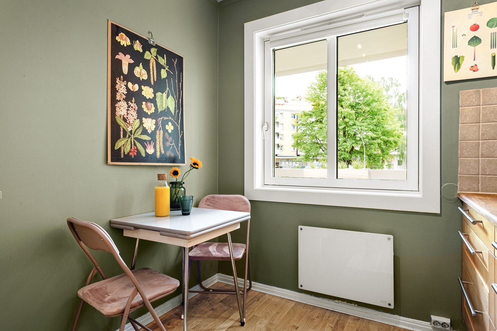 Det er plass til en hyggelig sitteplass ved vinduet Galleribilde