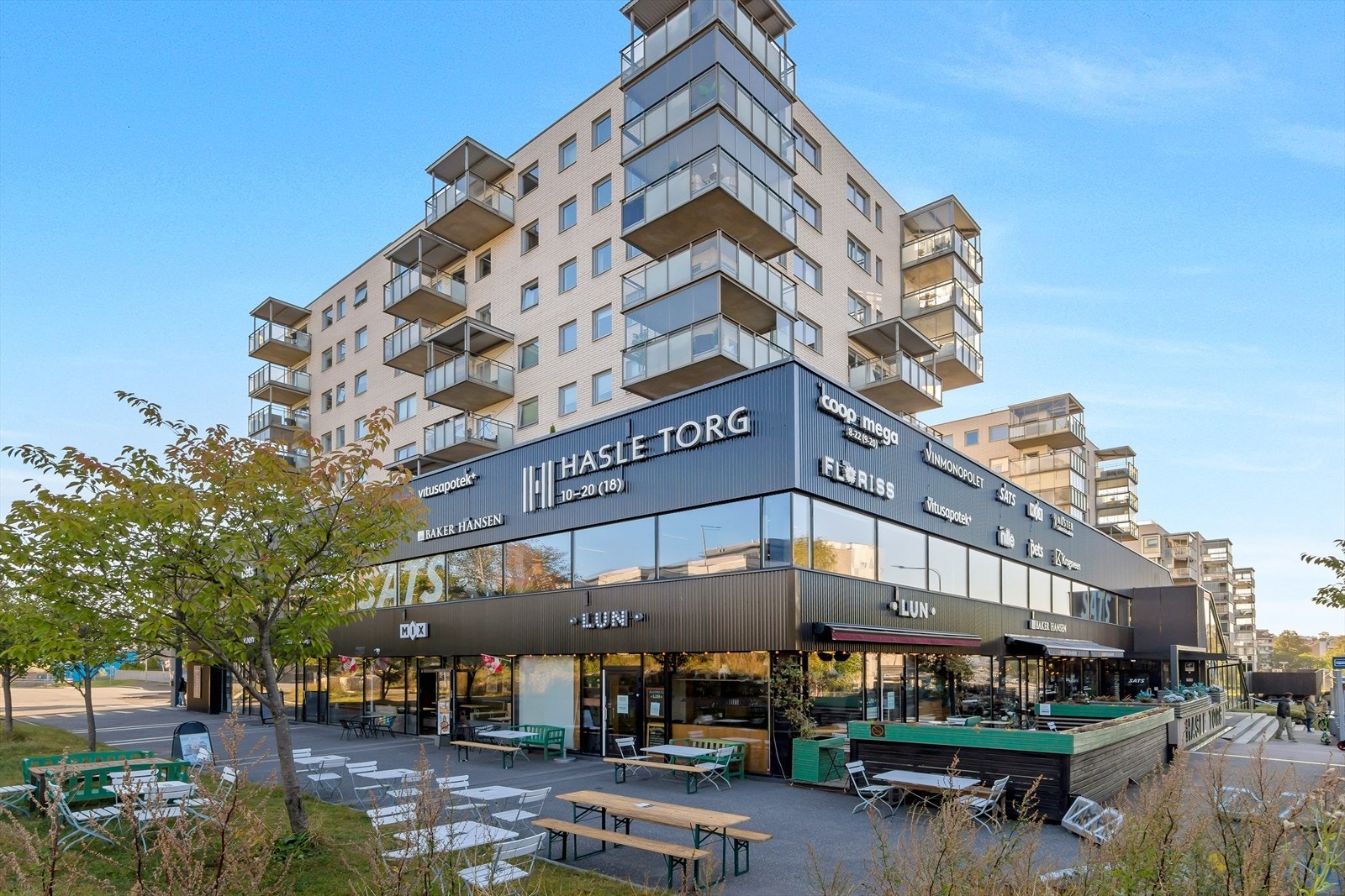 Hasle Torg med Coop Mega, blomsterbutikk, vinmonopol m.m. Galleribilde