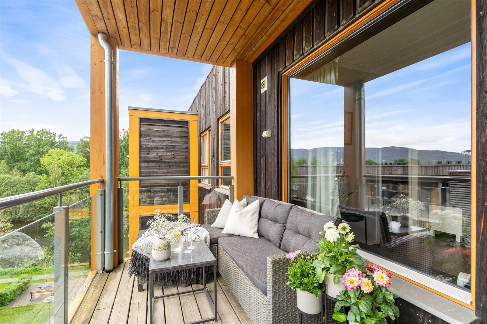 Leiligheten innehar goder som takoverbygget veranda med elveutsikt og kveldssol, heisadkomst og garasjeplass Galleribilde