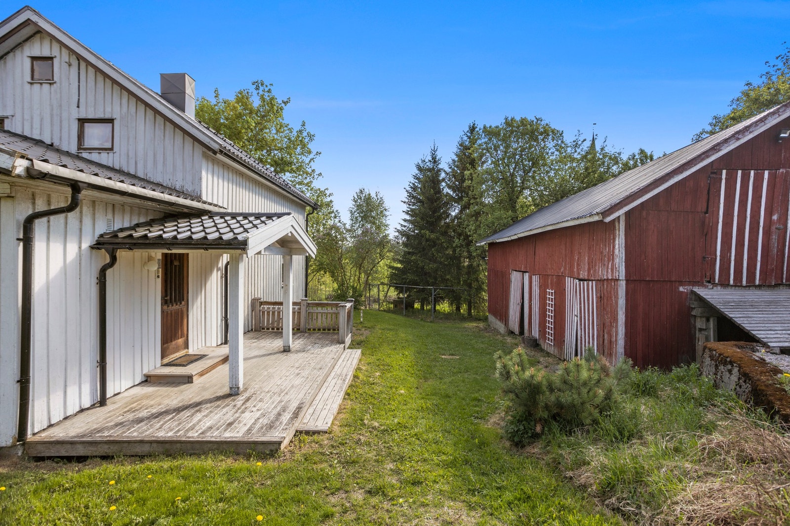 Takoverbygd inngangsparti. I 2000 ble det bygd nytt tak over eksisterende tilbygg. Galleribilde