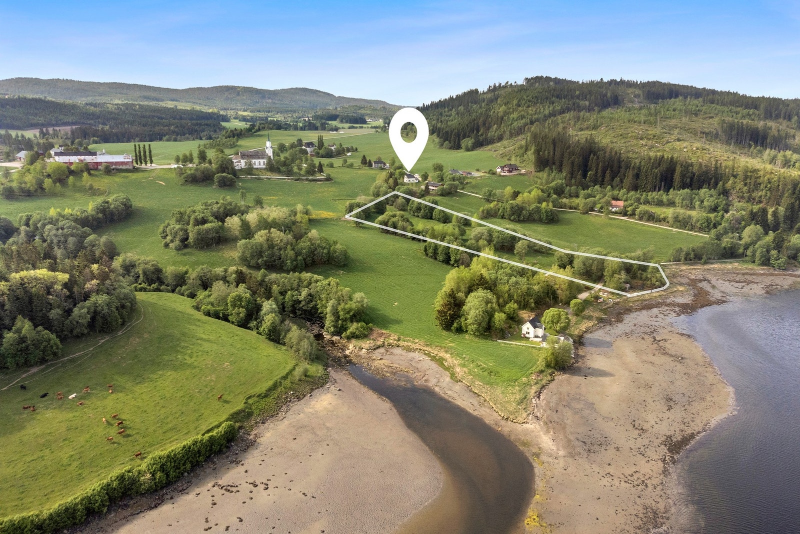 Landlig beliggenhet med nærhet til sjøen og skogen. Naust. Bademulighet kun en rusletur unna! Oppmerket område er kun en omtrentlig skissering av tomten. Galleribilde