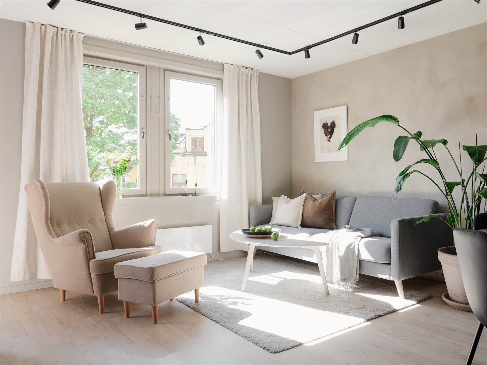 Hjørnestuen er av god størrelse og gir rom for ulik innredning. Du har to store vinduer, så her får du rikelig med naturlig lys. Galleribilde