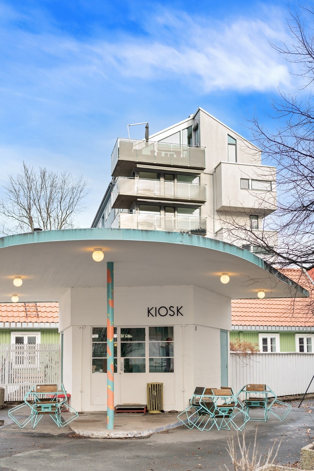 Kiosk! er en uavhengig kaffebar som holder til i en bensinstasjon fra 1935 i St. Halvards gate på Galgeberg. Her får du kaffe, bakst og det du trenger til kaffe hjemme. Galleribilde