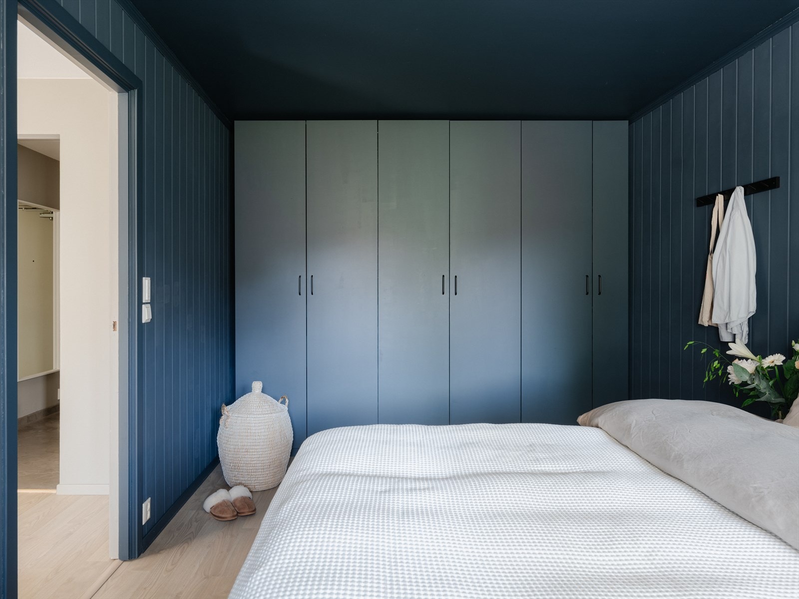 Store garderobeskap gir rikelig med plass for oppbevaring av klær og tilbehør. Galleribilde