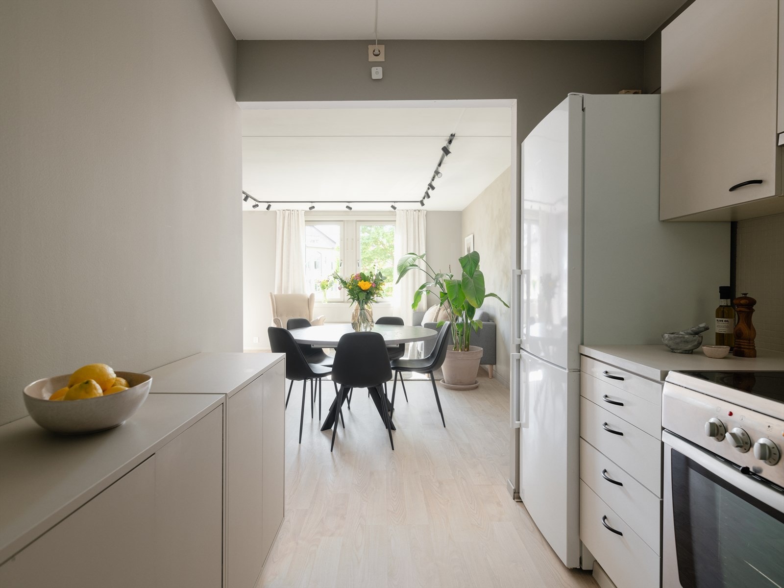 Beliggenheten i enden, og den smale åpningen gjør at kjøkkenet delvis føles som et eget rom. Galleribilde