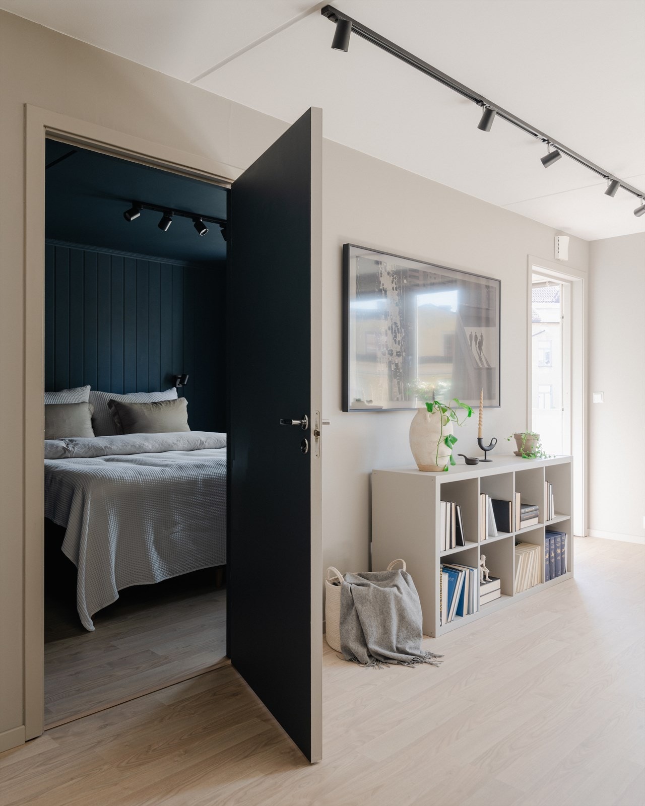 Fra stuen har du adkomst til leilighetens soverom. Galleribilde