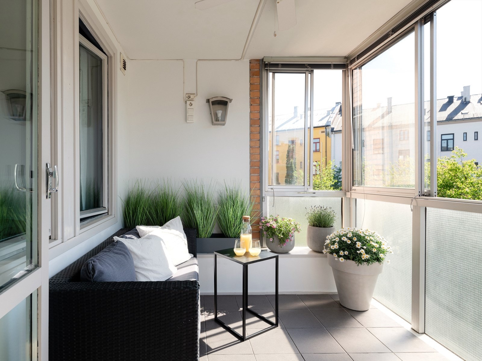 Balkongen har vindusglass som enten kan åpnes helt, eller lukkes slik at du får en lukket balkong. Galleribilde