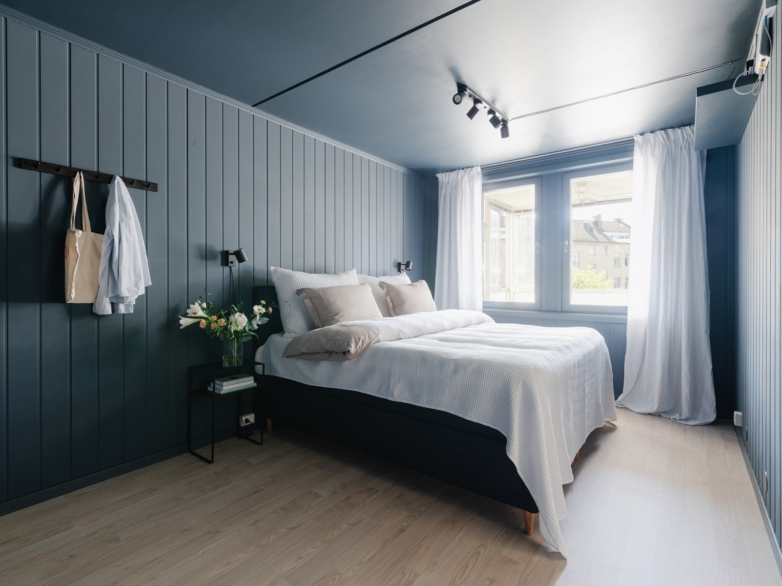 Her har du god plass til dobbeltseng og nattbord. Galleribilde