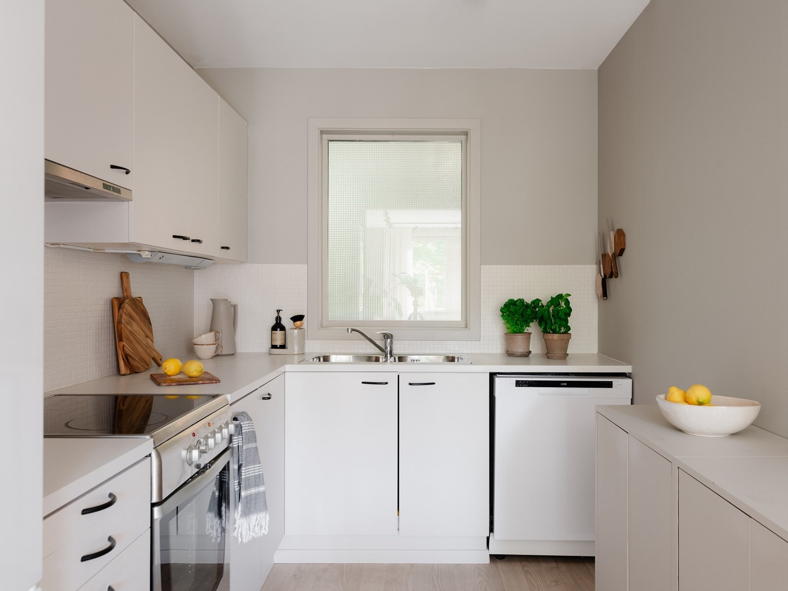 Innredningen består av slette fronter, laminert benkeplate og nedfelt kum i rustfritt stål. Galleribilde